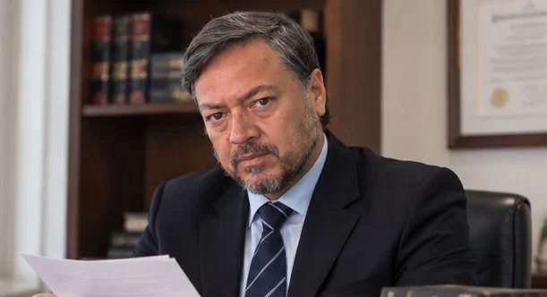El Dr. Villar revisando un escrito en su despacho