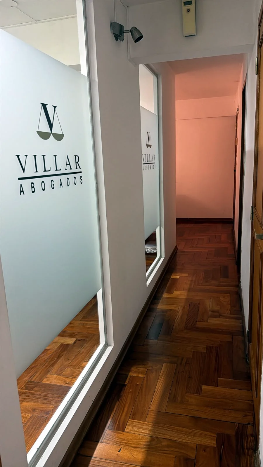 Ingreso al estudio con la mampara esmerilada y el logotipo