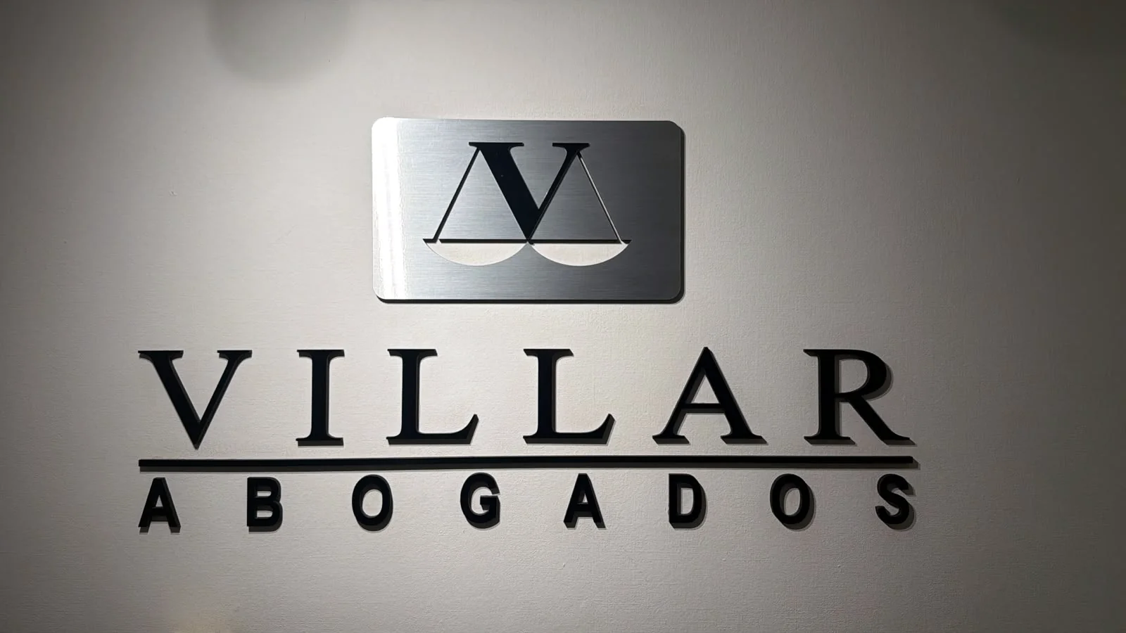 Logotipo en relieve de Villar Abogados en la recepción