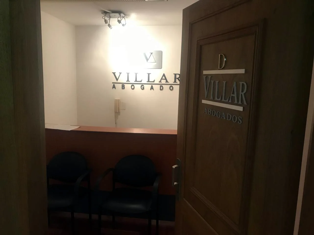 Puerta del estudio con el nombre Villar Abogados, en la oficina D del sexto piso