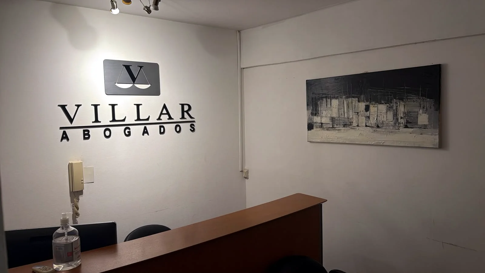 Recepción del estudio con el logotipo en la pared